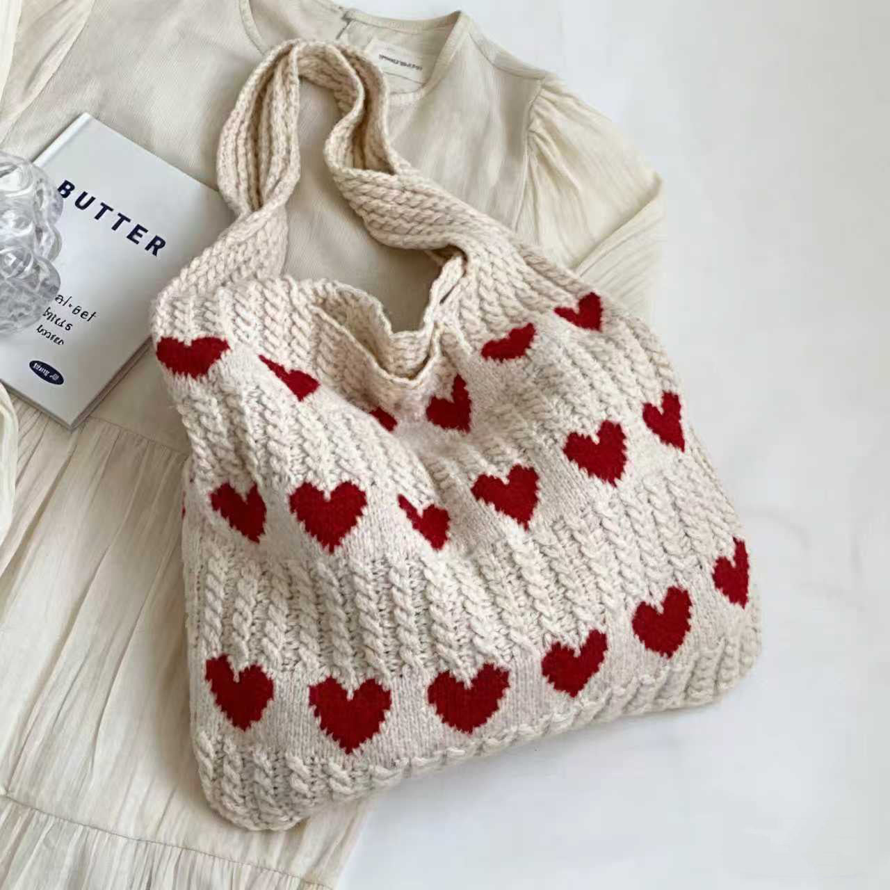 Latest handmade knitted heart-shaped shoulder bag