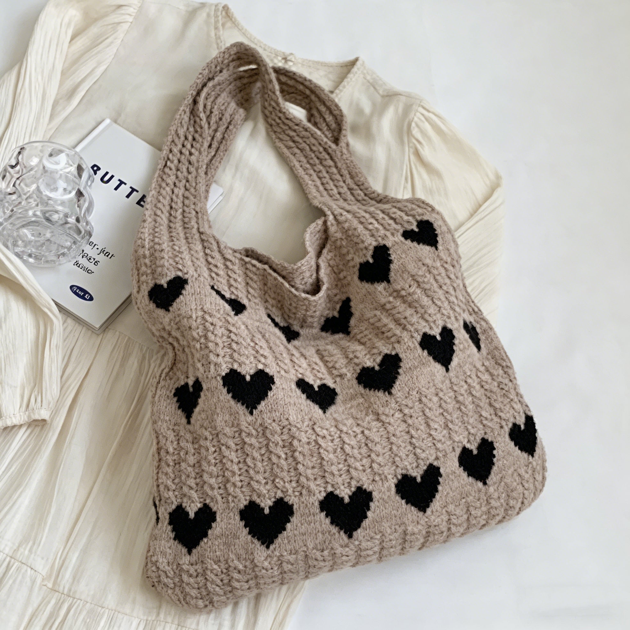 Latest handmade knitted heart-shaped shoulder bag