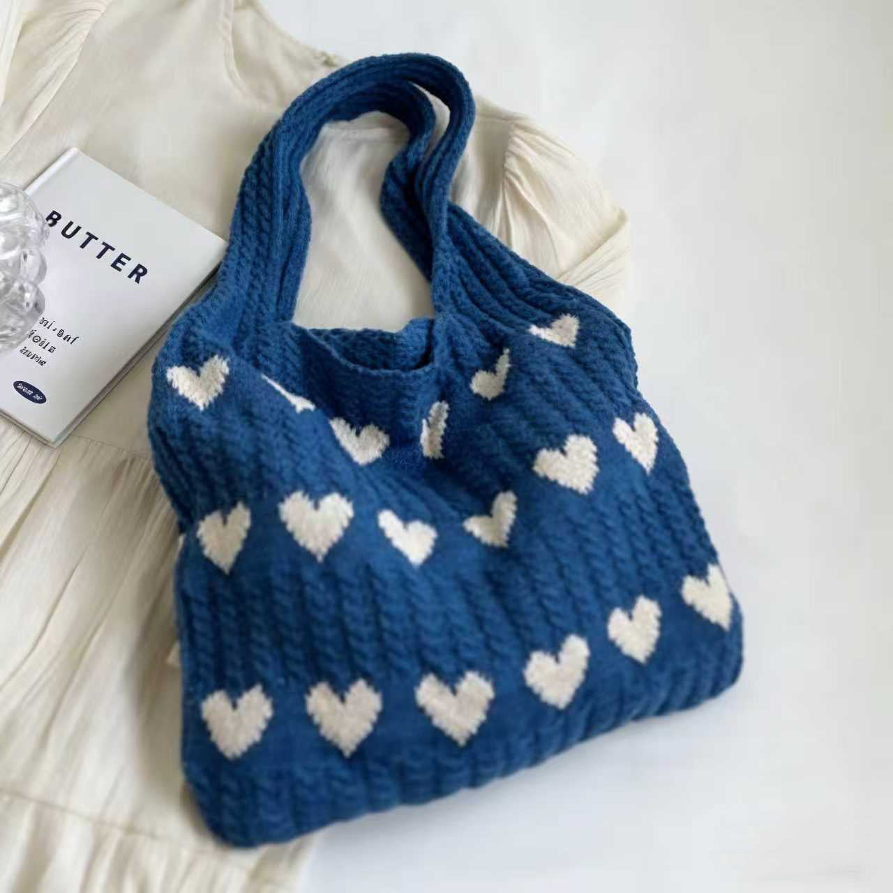 Latest handmade knitted heart-shaped shoulder bag